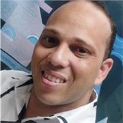 Professor de ciências Biológica, ensina crianças de todas as idades